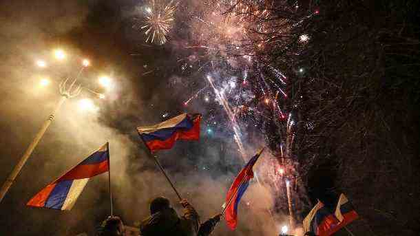 Feuerwerk in Donezk: Nach Putins Ankündigung feiern pro-russische Aktivisten auf der Straße.  (Quelle: Reuters/Alexander Ermochenko)