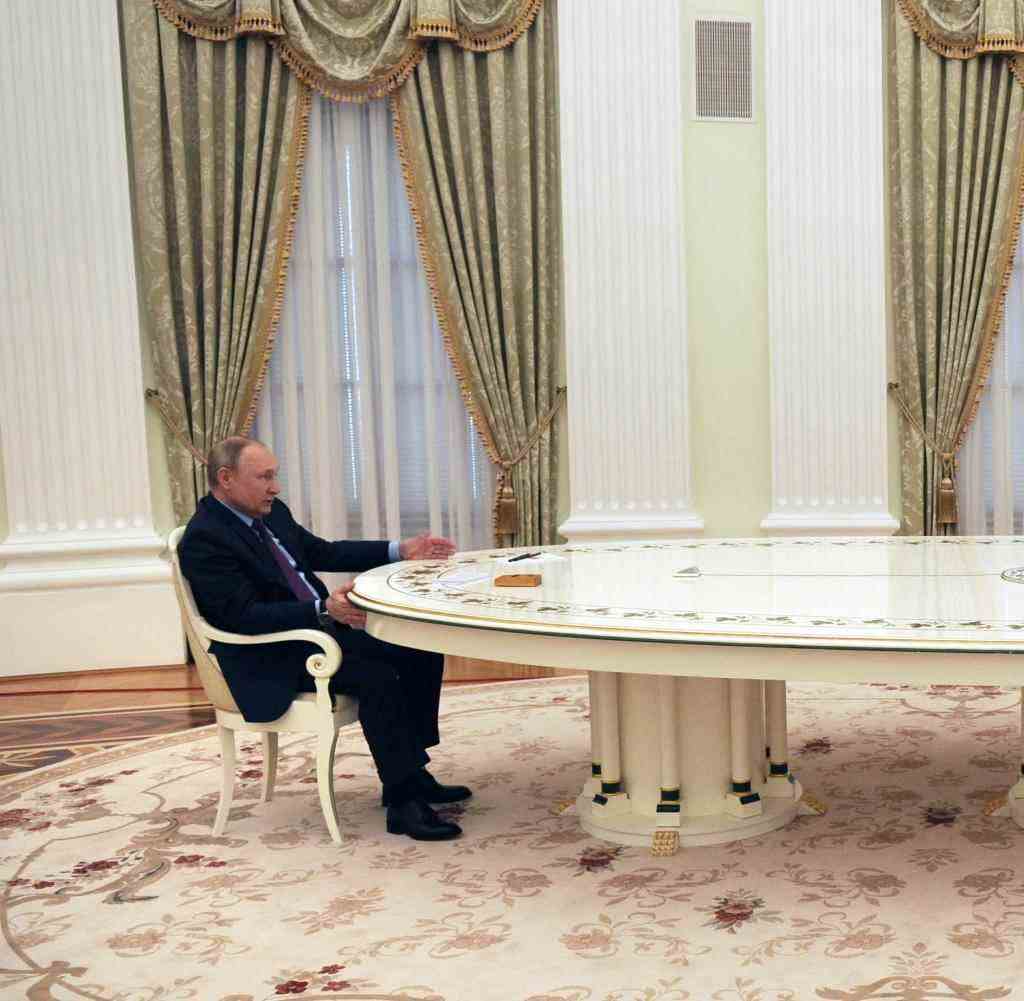 Wieder am langen Tisch: Aserbaidschans Präsident und Langzeitherrscher Ilham Alijew zu Gast bei Wladimir Putin