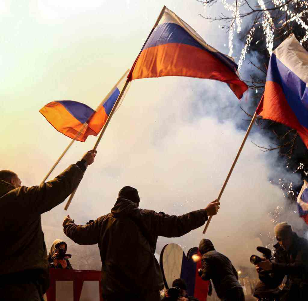 In der Nacht feierten Menschen mit russischen Fahnen die Anerkennung der Separatistengebiete auf den Straßen von Donezk