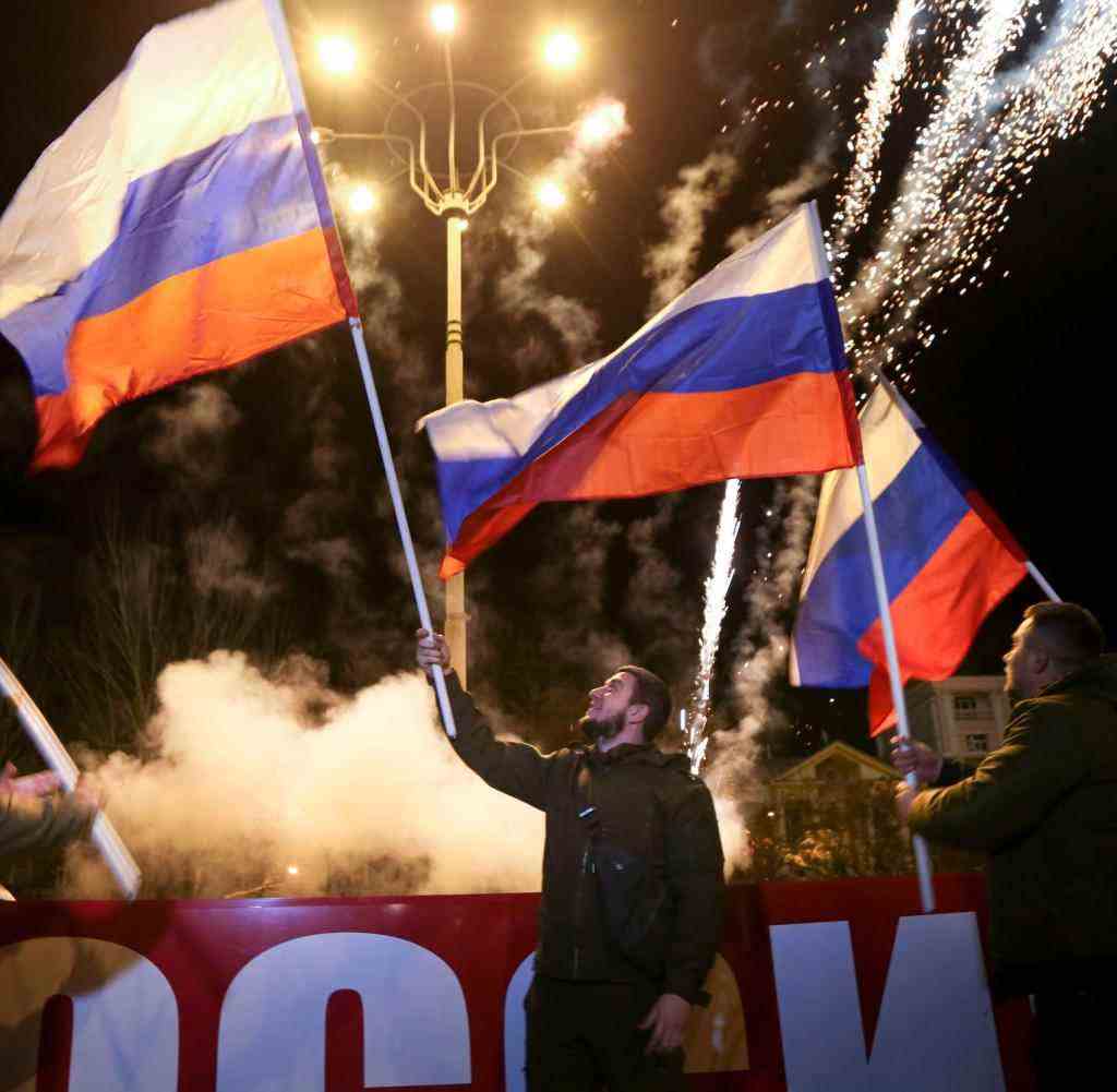 Menschen feiern die Anerkennung der Separatistengebiete in der Ostukraine durch Russland – die Entscheidung dürfte schwerwiegende Folgen haben