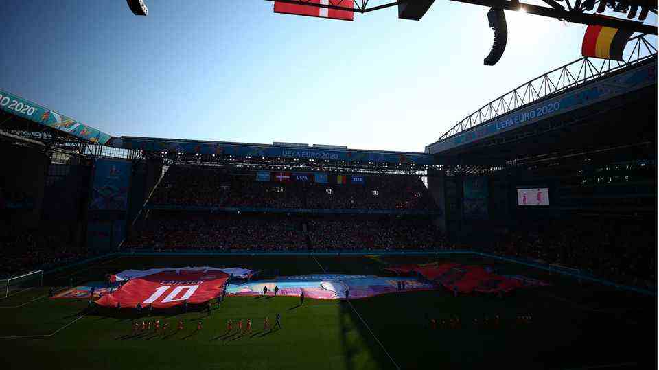 European Football Championship: An oversized jersey by Christian Eriksen is spread out in the park