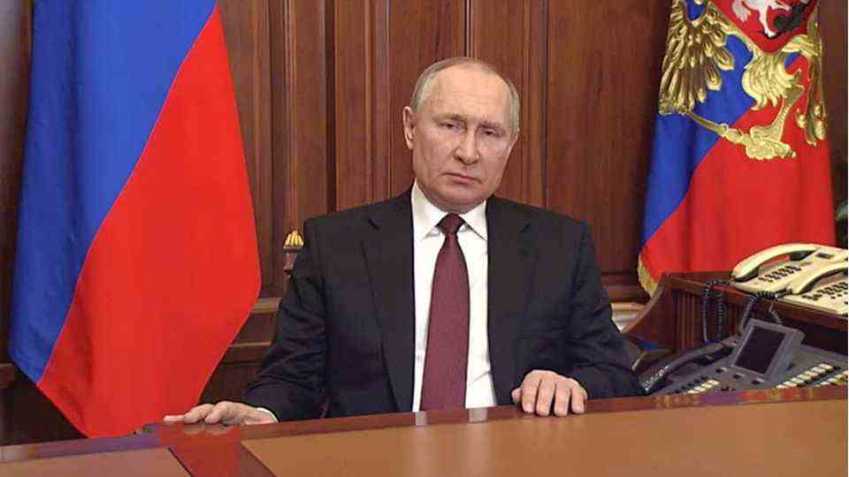 Präsident Wladimir Putin bei einer TV-Ansprache zur Ankündigung einer militärischen Sonderoperation im Donbass