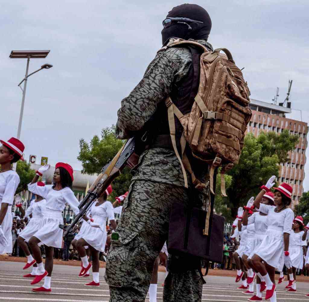 +honorarpflichtig+++ FILE -- A commando for the Central African Republic trained by the Wagner Group guards a road in Bangui, the country's capital, during a May Day parade, May 1, 2019. A United Nations investigative report found that Russian operatives in the Central African Republic who had been billed as unarmed advisers are actually leading the fighting, including massacres of civilians. (Ashley Gilbertson/The New York Times)
