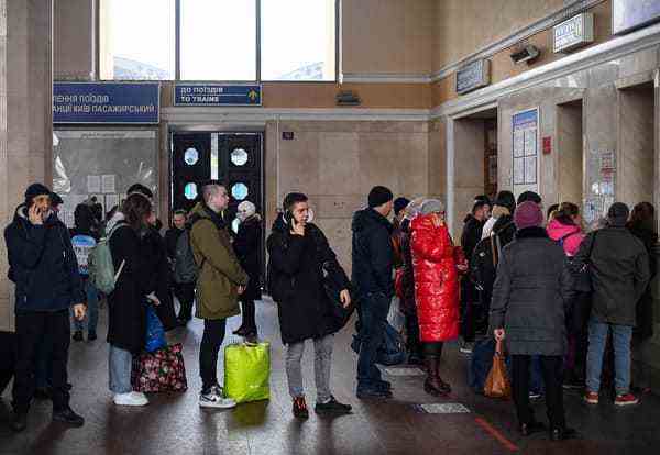 Des personnes font la queue pour acheter des billets à la gare de Kyiv-Pasazhyrskyi à Kiev dans la matinée du 24 février 2022.