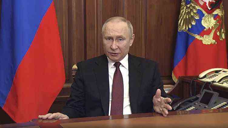 Vladimir Poutine s'adresse aux Russes depuis le Kremlin, à Moscou (Russie), dans une vidéo diffusée le 24 février 2022. (KREMLIN.RU / AFP)