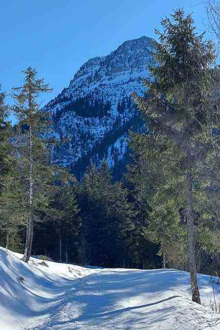 Wintertourismus: Doch bereits direkt am Beginn der Skitour zeigt sich die atemberaubende Gebirgskulisse des Karwendels (im Bild mit Blick auf den Vorderskopf).
