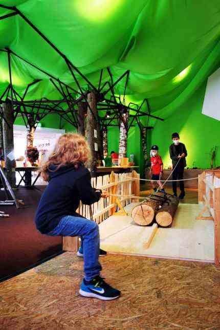 Holiday program for Munich: Before a tree can be made into a table or chair, it first has to be transported out of the forest.  The exhibition shows how this is done "wood" in the children's museum.