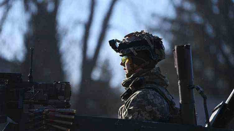 A Ukrainian soldier on the west side of Kiev on February 26, 2022. (DANIEL LEAL / AFP)