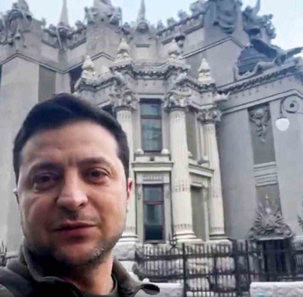 Exhausted but present: Ukraine's President Zelenskyj addresses his citizens in a video message