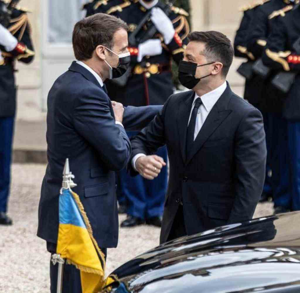 Emmanuel Macron and Volodymyr Zelenskyy (archive image)