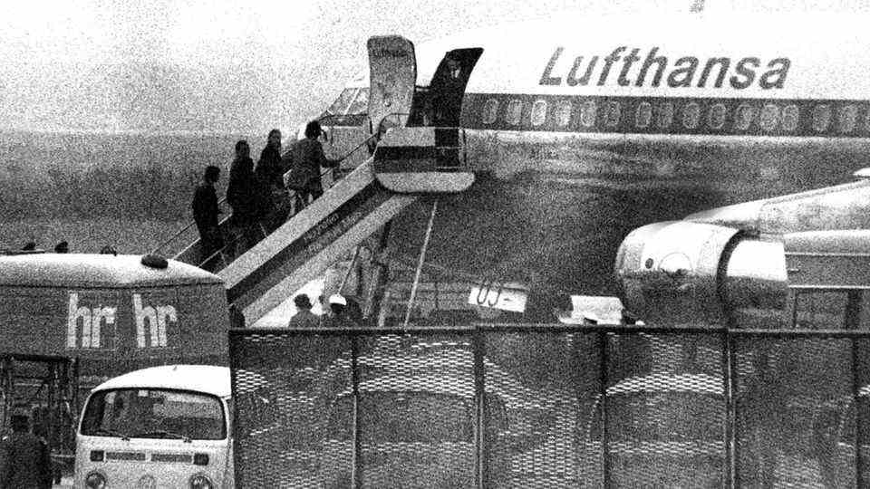 Live broadcast on television: The freed prisoners board the Lufthansa plane