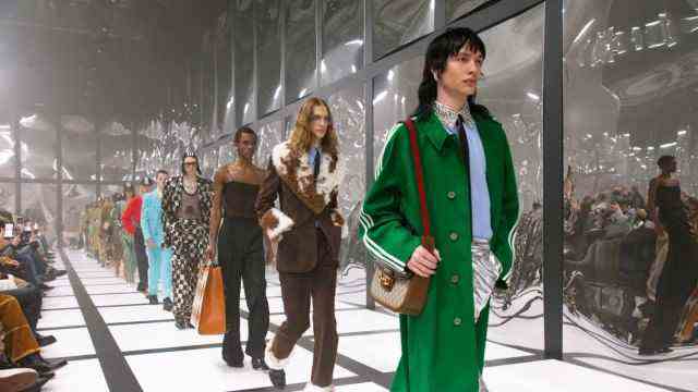 Fashion Week Milan: Stripes on coats, suits, gloves - and even on a ball gown: Gucci is cooperating with Adidas.