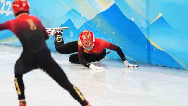 Short track at the Olympics: There was also a fall among the men: Sun Long (right) falls, China only finishes fifth.