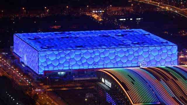 Architecture at the Olympics in Beijing: Im "Ice Cube" , home of the swimming, diving and synchronized swimming competitions at the 2008 Summer Games, curling is now played.