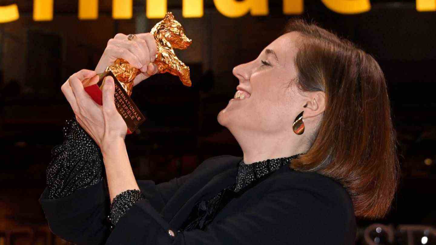 Carla Simón with the Golden Bear for Best Film.