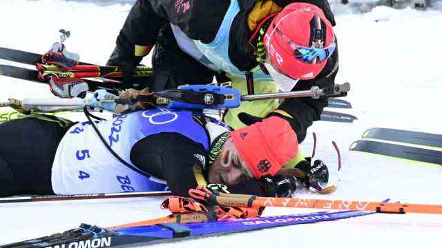 Biathlon at the Olympics: Completely exhausted at the finish: Final runner Denise Herrmann (below) lies in the snow.