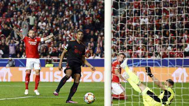 Champions League: Mixed evening: Amsterdam's Sebastian Haller first scored in his own goal to make it 1-1 - then in Benfica's to make it 2-1 (pictured, dark shirt).