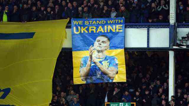 Russia question: There are also expressions of solidarity with Ukraine in the Premier League stands, here in Everton.