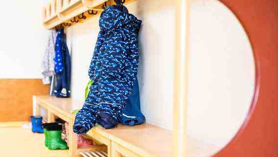 Jackets hang on a cloakroom in a day care center.  © picture alliance/dpa Photo: Philipp von Ditfurth