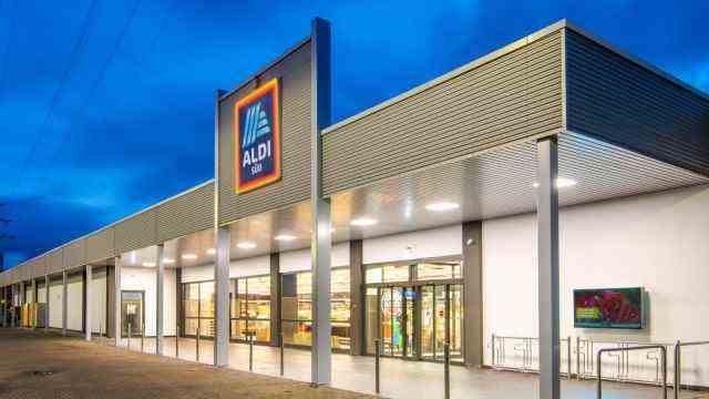 Densification: Widespread: XXL branch of Aldi Süd in Mülheim an der Ruhr.  It has almost 2,000 square meters of retail space, about twice the size of an average Aldi store.