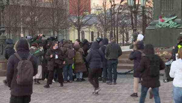 Des manifestants contre l'invasion russe à Moscou ce jeudi.