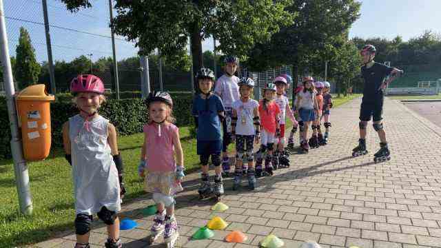 Popular sport: When skiing was out of the question, the children practiced on inline skates.