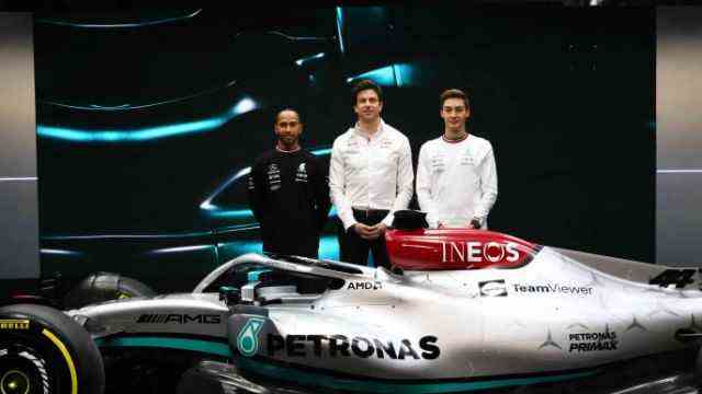 Formula 1: "It was always clear to us that there would be no resignation": Mercedes team boss Toto Wolff (middle) at the presentation of the new Mercedes-AMG F1 W13 with the two drivers Lewis Hamilton (left) and George Russell.