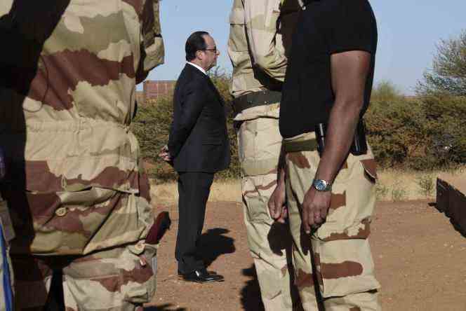 Francois Hollande, then President of the Republic, in Gao, northern Mali, on January 13, 2017.