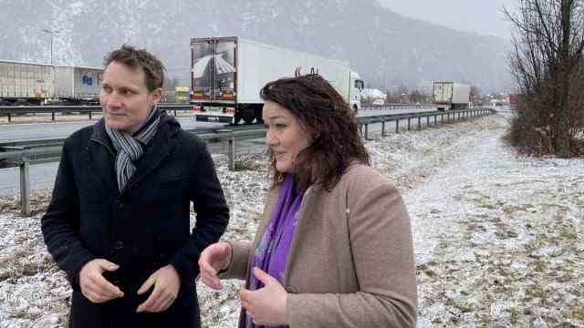 Excessive freight transport: The Bavarian Green parliamentary group spokesman Ludwig Hartmann and the deputy Tyrolean governor Ingrid Felipe demonstrate unity in transport policy in view of the block handling near Kiefersfelden.