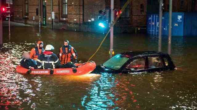 hurricane "Zeynep": Firefighters rescue a man from his car in Hamburg's Speicherstadt who had previously accidentally driven into the water.