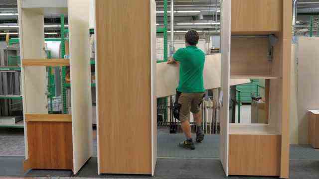 Furnishing: assembly of kitchen cabinets in Saxony: Last year, industry in Germany sold furniture worth a good 17 billion euros, almost a third of which went abroad.