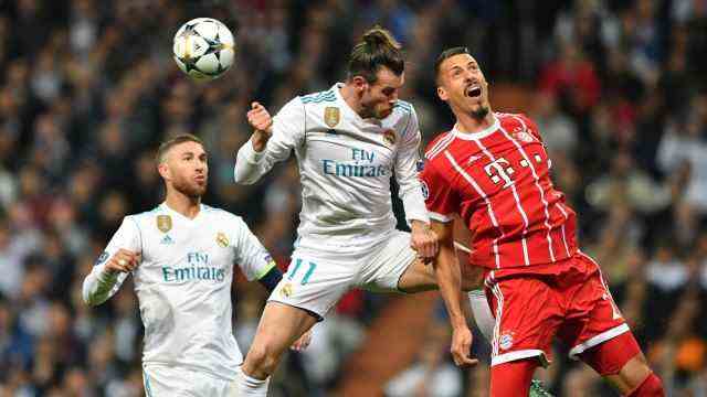 Sandro Wagner: Wagner wurde beim FC Bayern ausgebildet - und kehrte zur Rückrunde der Saison 2017/18 zu den Münchnern zurück. Im Champions-League-Halbfinale duellierte er sich auch mit Real Madrids Gareth Bale (Mitte) und Sergio Ramos (li.).