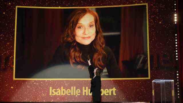 Isabelle Huppert at the Berlinale: She is big on the screen, he is a small spectator in front of it - like in the cinema before.  Lars Eidinger held the laudatory speech for Isabelle Huppert in the Berlinale Palast.