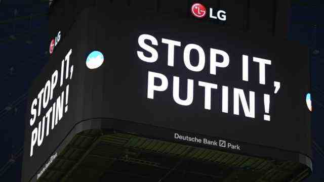 Kimmich at FC Bayern: "Stop it, Putin!" is written in large letters on the Frankfurt scoreboard.