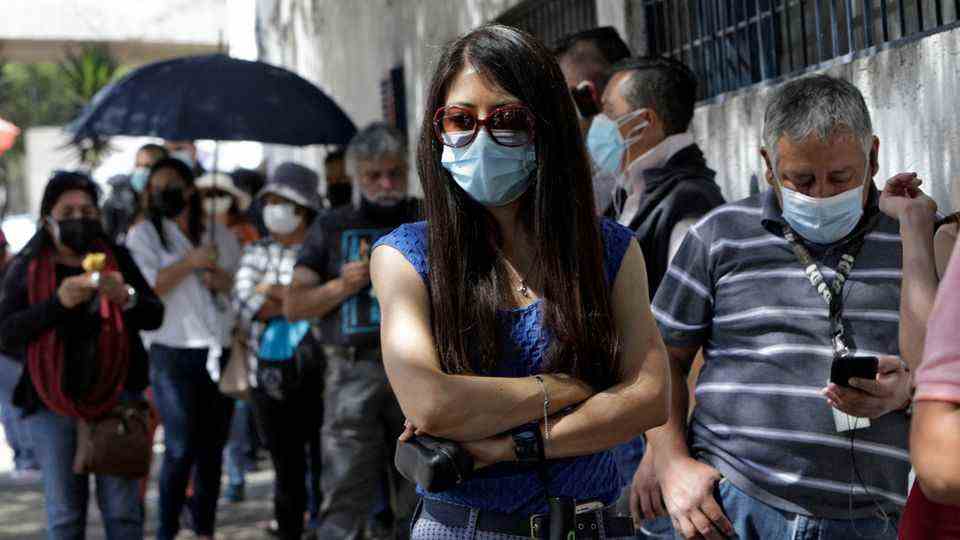Waiting for the vaccination: Queues are forming in front of the vaccination centers in the Ecuadorian capital Quito.  The mask is part of it.