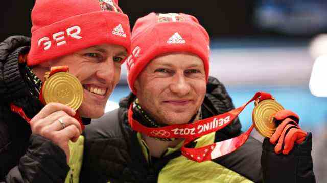 Bobsleigh at the Olympics: halfway to the goal: Francesco Friedrich (right) and Thorsten Margis with their gold medals in the two-man bobsleigh.  The next Olympic victory is to follow in a foursome.