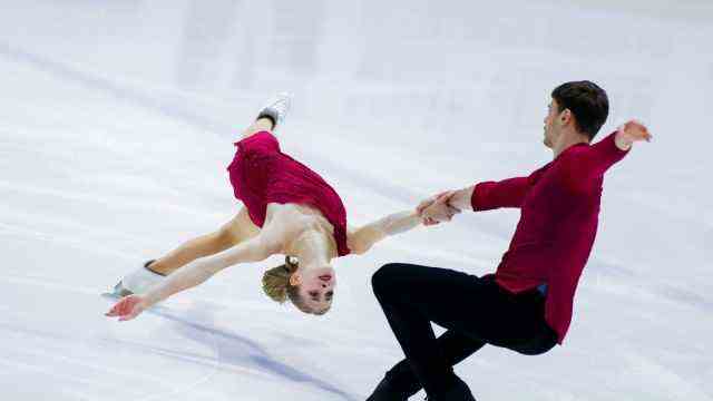 Olympia 2022: figure skater Nolan Seegert (right) is also waiting in Beijing for better equipment in his isolation.