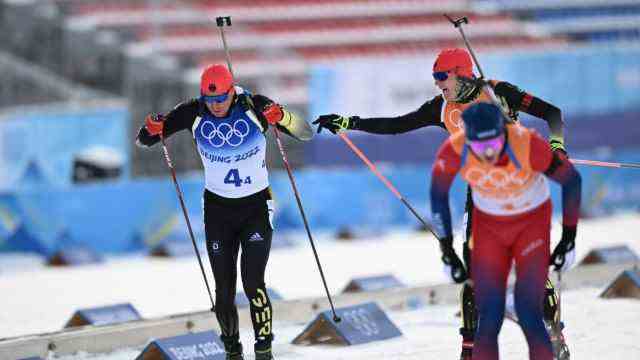 Biathlon at the Olympics: Benedikt Doll (right) changes to Philipp Nawrath in a promising position, after which disaster takes its course.