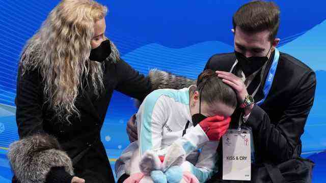 Olympia: Kamila Valiewa is crying, her trainer Eteri Tutberidze's consolation is sparse.