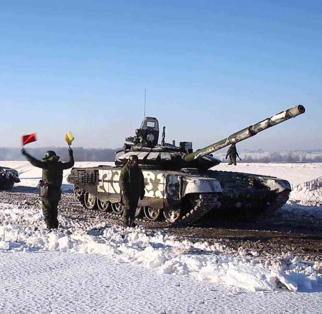 Pictures from the Russian Ministry of Defense are said to show how tanks are loaded back on their way home after maneuvers in southern Russia