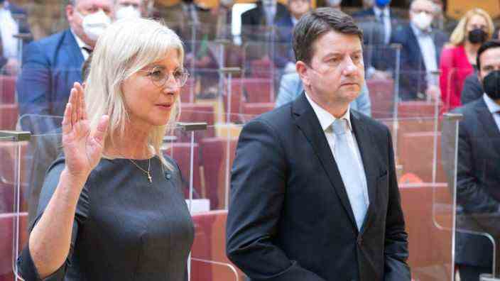 Quota for women in the CSU: The fact that Ulrike Scharf (left), former environment minister and new family minister, is back in the cabinet is well received by most of the CSU base.  When she was sworn in, Sandro Kirchner, the new State Secretary in the Bavarian Ministry of the Interior, stood next to her.