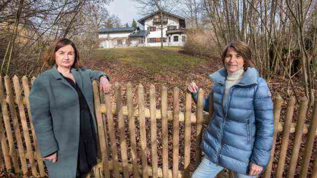At Lake Starnberg: Lucie Vorlíčková (right) and Stefanie Knittl want the Albers property to be made publicly accessible.