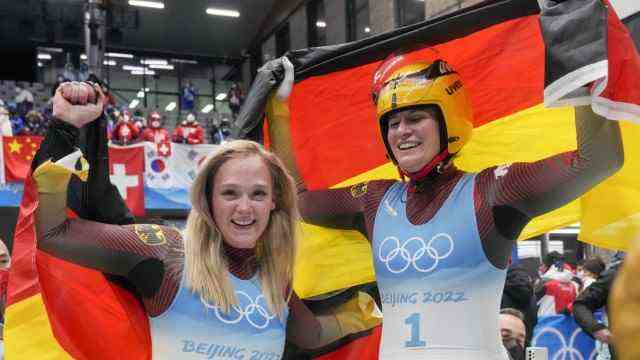Tobogganing at the Olympics: silver and gold: Anna Berreiter (left) cheers with Natalie Geisenberger.