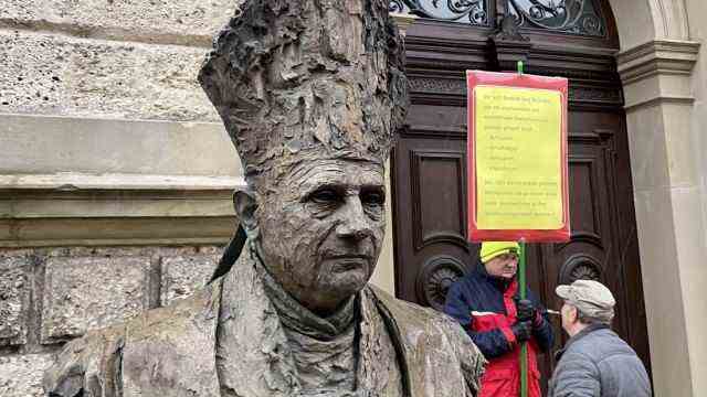Catholic Church: Horst Trüdinger has taken a position with his questions behind the bust of the Pope.