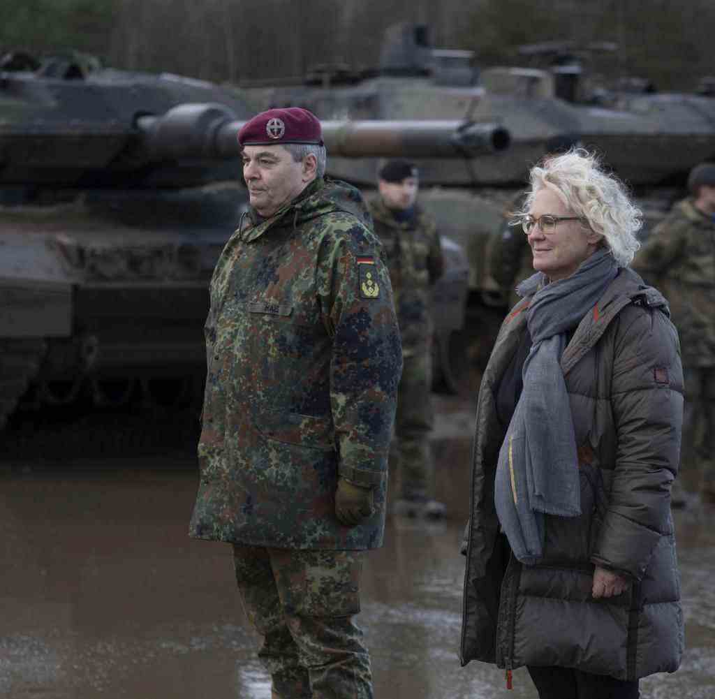 Generalleutnant Alfons Mais und Verteidigungsministerin Christine Lambrecht