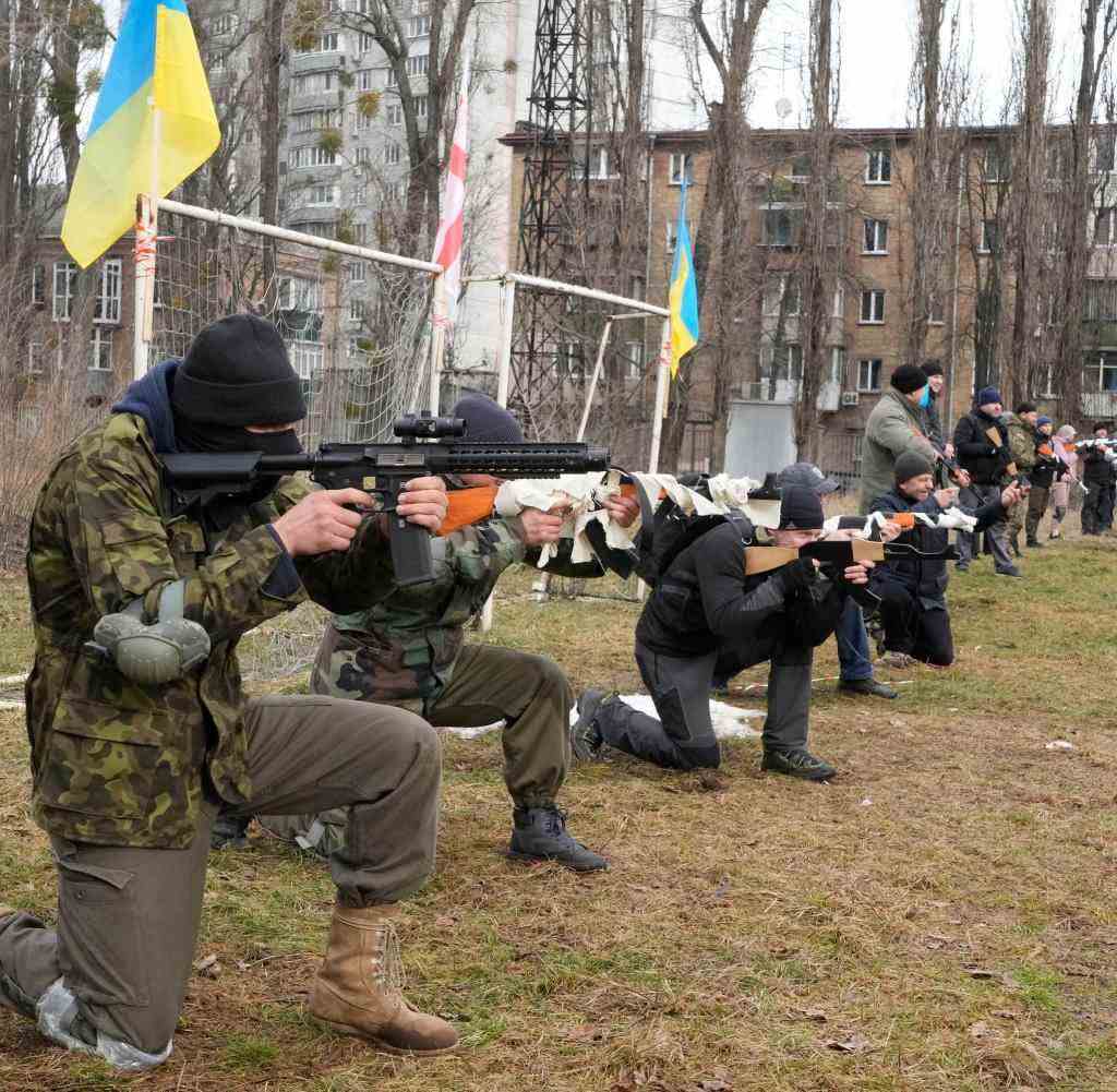 Zivilisten in Kiew lassen sich militärisch ausbilden