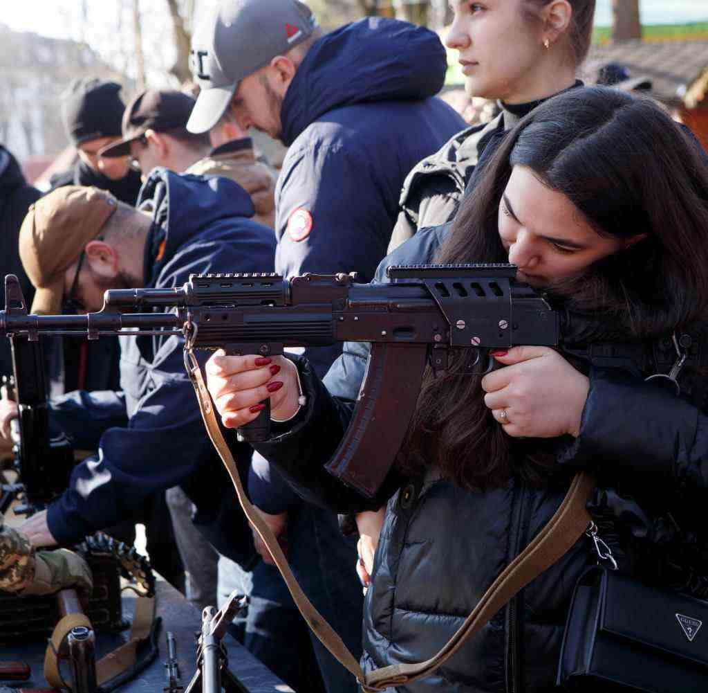 13.02.2022, Ukraine, Uzhhorod: Eine Frau zielt im Rahmen eines Grundkampftrainings für Zivilisten mit einem Maschinengewehr. Nachdem westliche Geheimdienstmitarbeiter davor gewarnt hatten, dass eine russischer Einmarsch in die Ukraine unmittelbar bevorstehen würde, haben die Vereinigten Staaten fast ihr gesamtes Botschaftspersonal in Kiew ausfliegen lassen. Foto: -/Ukrinform/dpa +++ dpa-Bildfunk +++