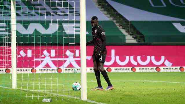 Relegation battle in the Bundesliga: Controversial action: On the 10th match day of the pre-season, Stuttgart's Silas Katompa Mvumpa played a solo across the field against SV Werder Bremen - and then provocatively pushed the ball slowly over the goal line.