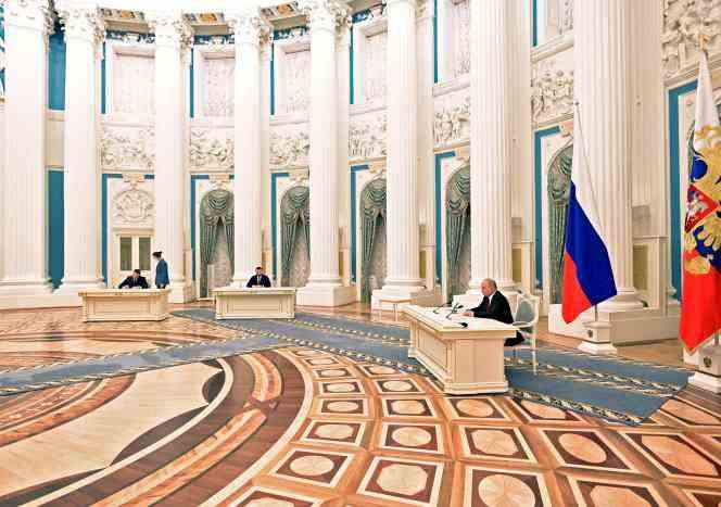 Russian President Vladimir Putin signing decrees in support of pro-Russian Ukrainian provinces, at the Kremlin, in Moscow, February 21, 2022.