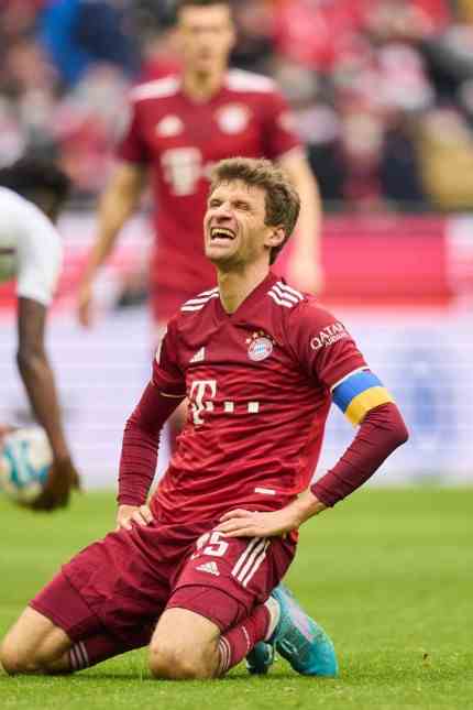 1: 1 against Leverkusen: First own goal in 615 competitive games: Thomas Müller steered the ball artistically into the goal again – just in the wrong way.
